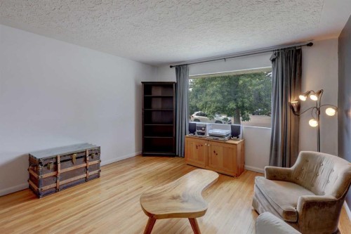 624 38 Street Sw, Calgary, AB - Indoor Photo Showing Living Room