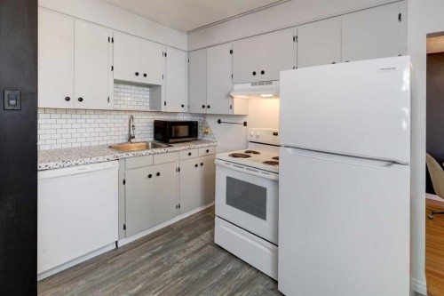 624 38 Street Sw, Calgary, AB - Indoor Photo Showing Kitchen