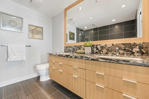 402-519 Riverfront Avenue Se, Calgary, AB - Indoor Photo Showing Bathroom