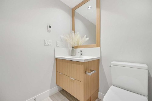 402-519 Riverfront Avenue Se, Calgary, AB - Indoor Photo Showing Bathroom