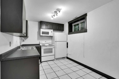 2131 16A Street Sw, Calgary, AB - Indoor Photo Showing Kitchen