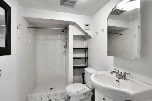 2131 16A Street Sw, Calgary, AB - Indoor Photo Showing Bathroom