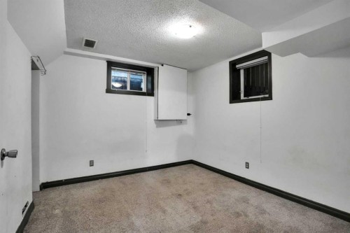 2131 16A Street Sw, Calgary, AB - Indoor Photo Showing Other Room