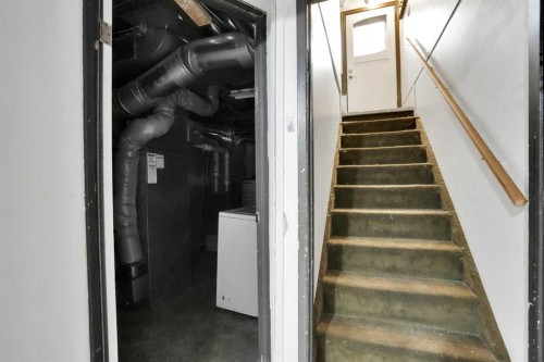 2131 16A Street Sw, Calgary, AB - Indoor Photo Showing Other Room