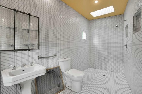 2131 16A Street Sw, Calgary, AB - Indoor Photo Showing Bathroom