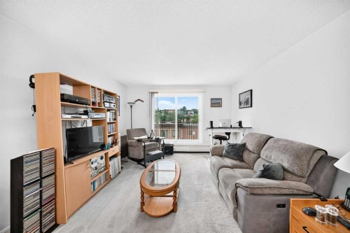 403-647 1 Avenue Ne, Calgary, AB - Indoor Photo Showing Living Room