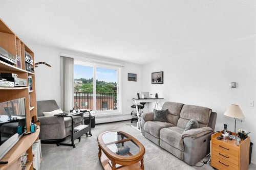 403-647 1 Avenue Ne, Calgary, AB - Indoor Photo Showing Living Room