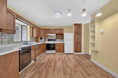 714 9 Avenue Se, High River, AB - Indoor Photo Showing Kitchen With Double Sink