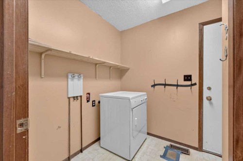 714 9 Avenue Se, High River, AB - Indoor Photo Showing Laundry Room