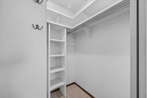 714 9 Avenue Se, High River, AB - Indoor With Storage