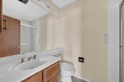 714 9 Avenue Se, High River, AB - Indoor Photo Showing Bathroom