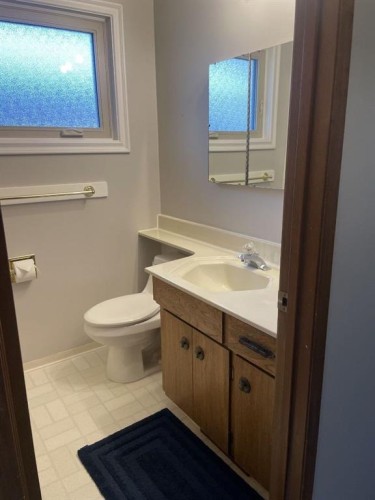 160 Hawkwood Way Nw, Calgary, AB - Indoor Photo Showing Bathroom