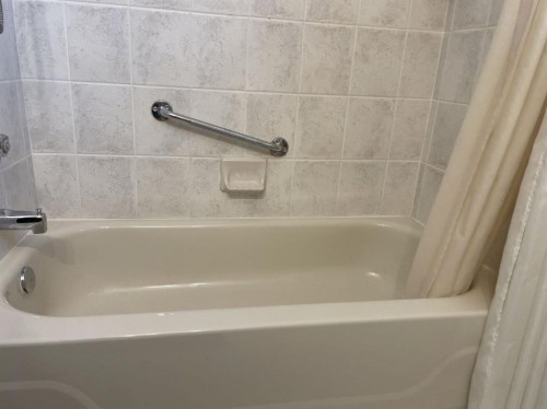 160 Hawkwood Way Nw, Calgary, AB - Indoor Photo Showing Bathroom