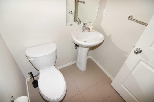 43 Kinlea Common Nw, Calgary, AB - Indoor Photo Showing Bathroom
