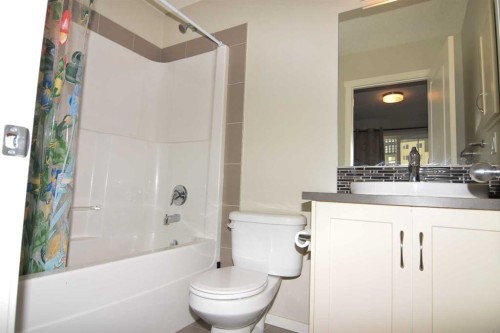 43 Kinlea Common Nw, Calgary, AB - Indoor Photo Showing Bathroom