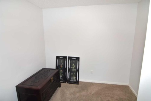 43 Kinlea Common Nw, Calgary, AB - Indoor Photo Showing Other Room