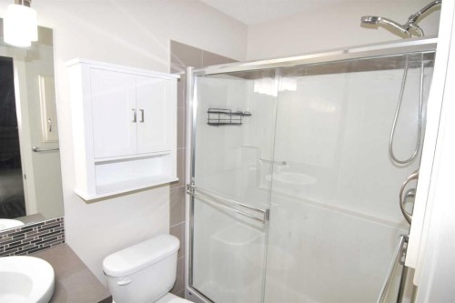 43 Kinlea Common Nw, Calgary, AB - Indoor Photo Showing Bathroom