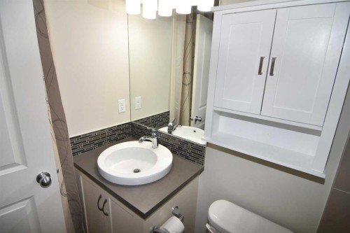 43 Kinlea Common Nw, Calgary, AB - Indoor Photo Showing Bathroom