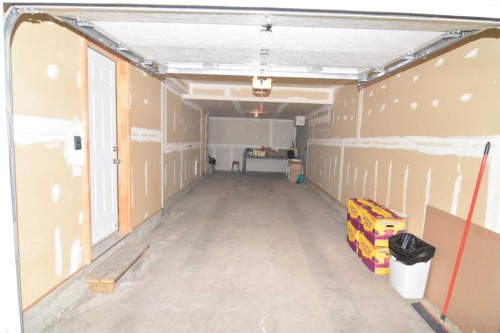 43 Kinlea Common Nw, Calgary, AB - Indoor Photo Showing Garage