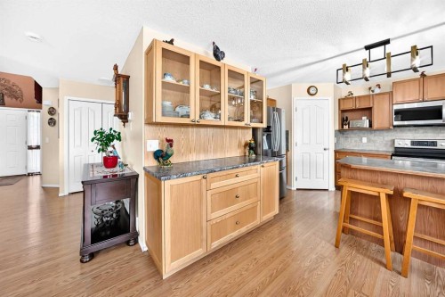 325 Luxstone Green Sw, Airdrie, AB - Indoor Photo Showing Kitchen