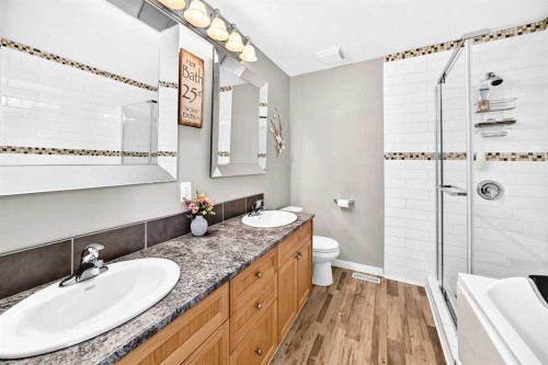 325 Luxstone Green Sw, Airdrie, AB - Indoor Photo Showing Bathroom