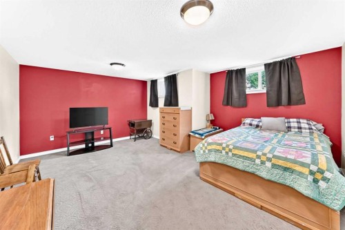325 Luxstone Green Sw, Airdrie, AB - Indoor Photo Showing Bedroom