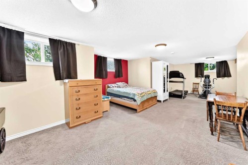325 Luxstone Green Sw, Airdrie, AB - Indoor Photo Showing Bedroom