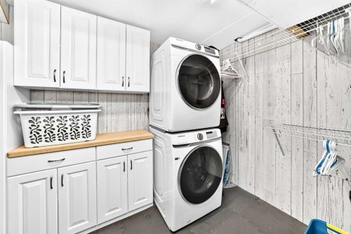 325 Luxstone Green Sw, Airdrie, AB - Indoor Photo Showing Laundry Room