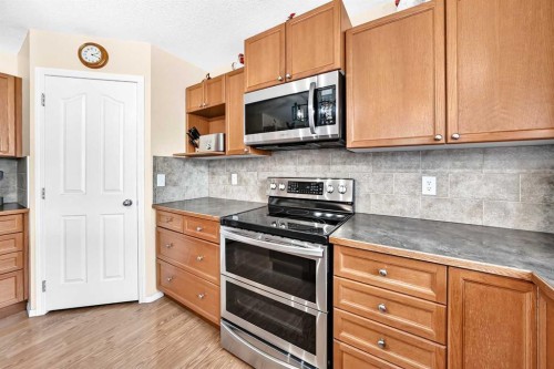 325 Luxstone Green Sw, Airdrie, AB - Indoor Photo Showing Kitchen