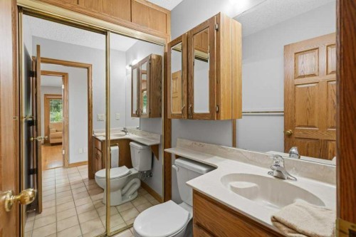119 Strathbury Bay Sw, Calgary, AB - Indoor Photo Showing Bathroom