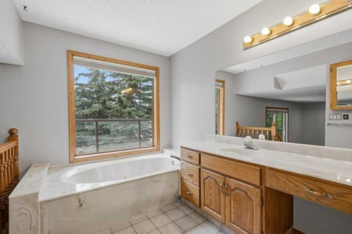 119 Strathbury Bay Sw, Calgary, AB - Indoor Photo Showing Bathroom