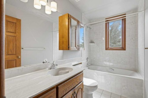 119 Strathbury Bay Sw, Calgary, AB - Indoor Photo Showing Bathroom