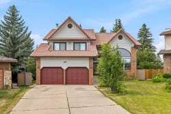 119 Strathbury Bay SW Calgary, AB T3H 1N3