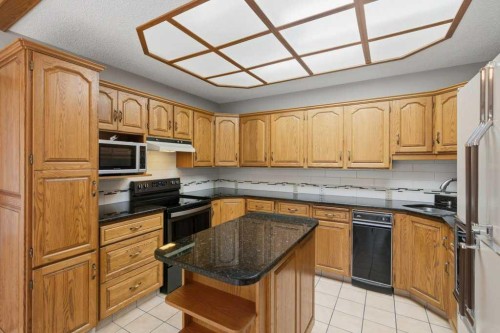 119 Strathbury Bay Sw, Calgary, AB - Indoor Photo Showing Kitchen