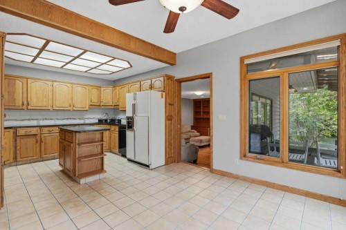 119 Strathbury Bay Sw, Calgary, AB - Indoor Photo Showing Kitchen
