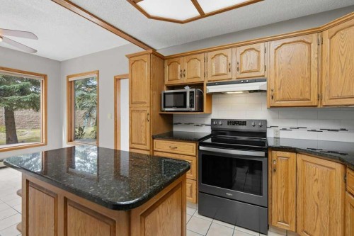 119 Strathbury Bay Sw, Calgary, AB - Indoor Photo Showing Kitchen