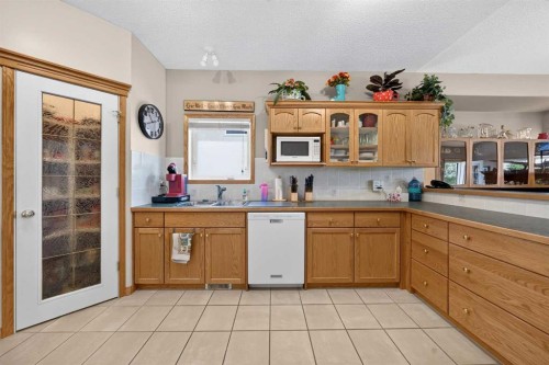 37 Scimitar Heath Nw, Calgary, AB - Indoor Photo Showing Kitchen With Double Sink