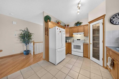 37 Scimitar Heath Nw, Calgary, AB - Indoor Photo Showing Kitchen