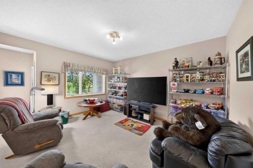 37 Scimitar Heath Nw, Calgary, AB - Indoor Photo Showing Living Room