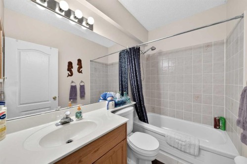 37 Scimitar Heath Nw, Calgary, AB - Indoor Photo Showing Bathroom
