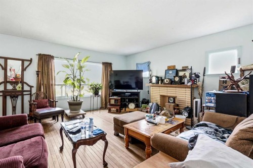 4737 48 Street, Olds, AB - Indoor Photo Showing Living Room