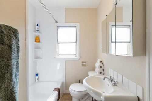 4737 48 Street, Olds, AB - Indoor Photo Showing Bathroom