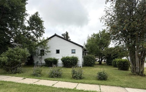 4737 48 Street, Olds, AB - Outdoor