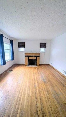 1436 22 Avenue Nw, Calgary, AB - Indoor With Fireplace