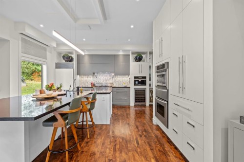 1143 Sifton Boulevard Sw, Calgary, AB - Indoor Photo Showing Kitchen With Upgraded Kitchen