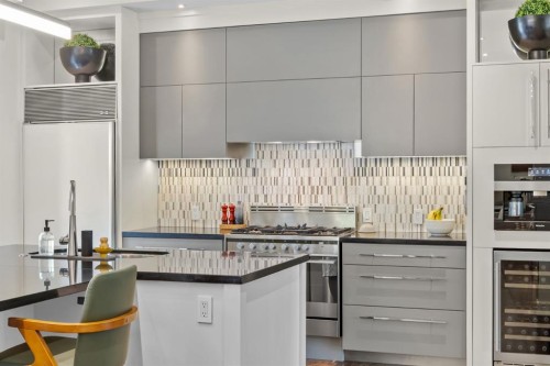 1143 Sifton Boulevard Sw, Calgary, AB - Indoor Photo Showing Kitchen With Upgraded Kitchen