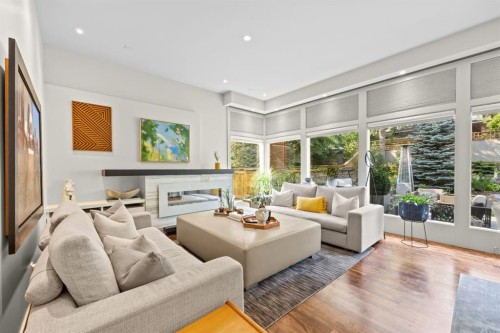 1143 Sifton Boulevard Sw, Calgary, AB - Indoor Photo Showing Living Room