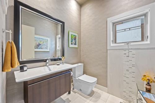1143 Sifton Boulevard Sw, Calgary, AB - Indoor Photo Showing Bathroom
