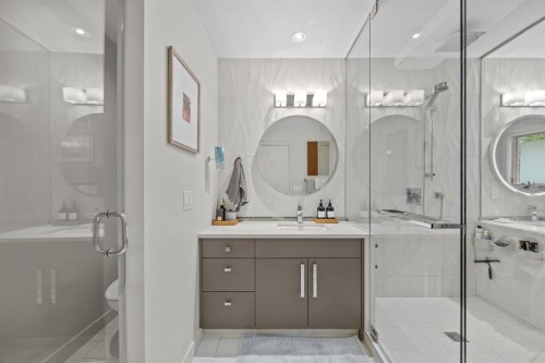 1143 Sifton Boulevard Sw, Calgary, AB - Indoor Photo Showing Bathroom