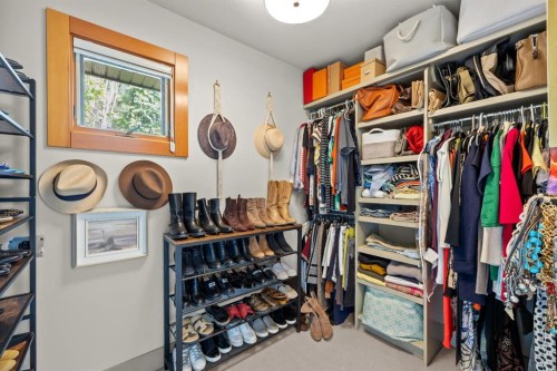 1143 Sifton Boulevard Sw, Calgary, AB - Indoor With Storage